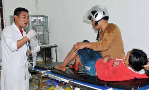 Cháu Vàng Định Dương (14 tuổi) ở thôn Phố Cũ, thị trấn Mường Khương mặc dù đã nằm trong gầm giường nhưng vẫn bị đá rơi trúng phải cấp cứu ở Bệnh viện đa khoa tỉnh Lào Cai - Ảnh: Tùng Lâm